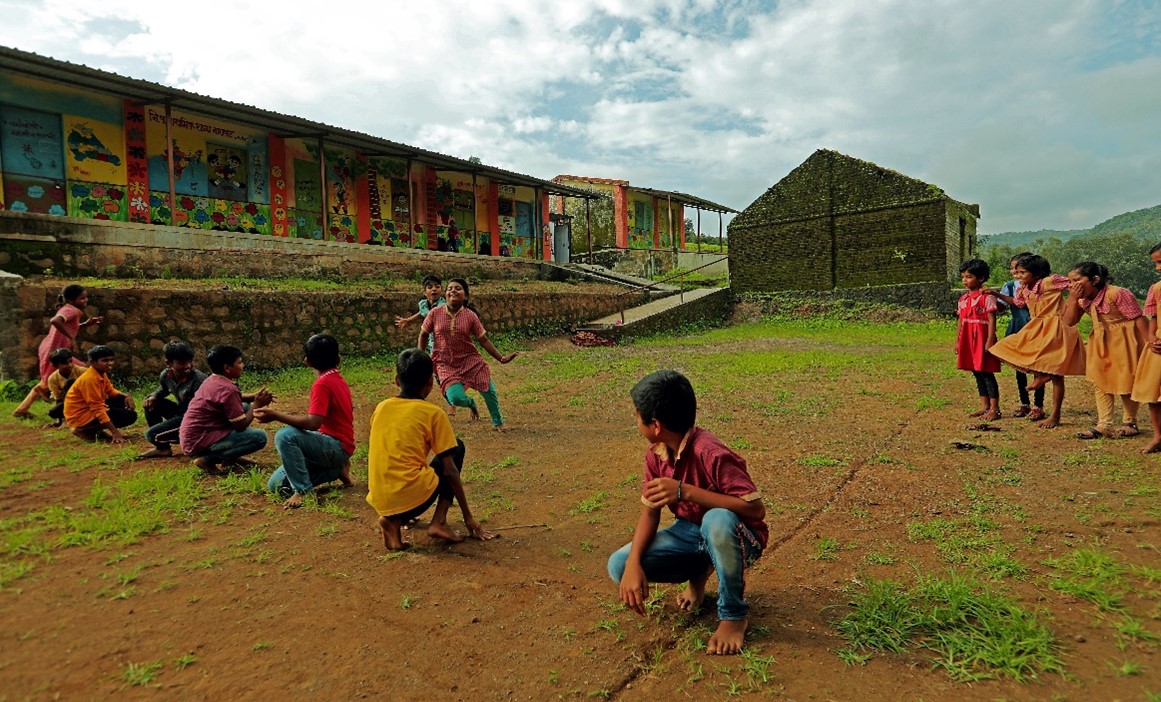 Vietnamese children playing together 