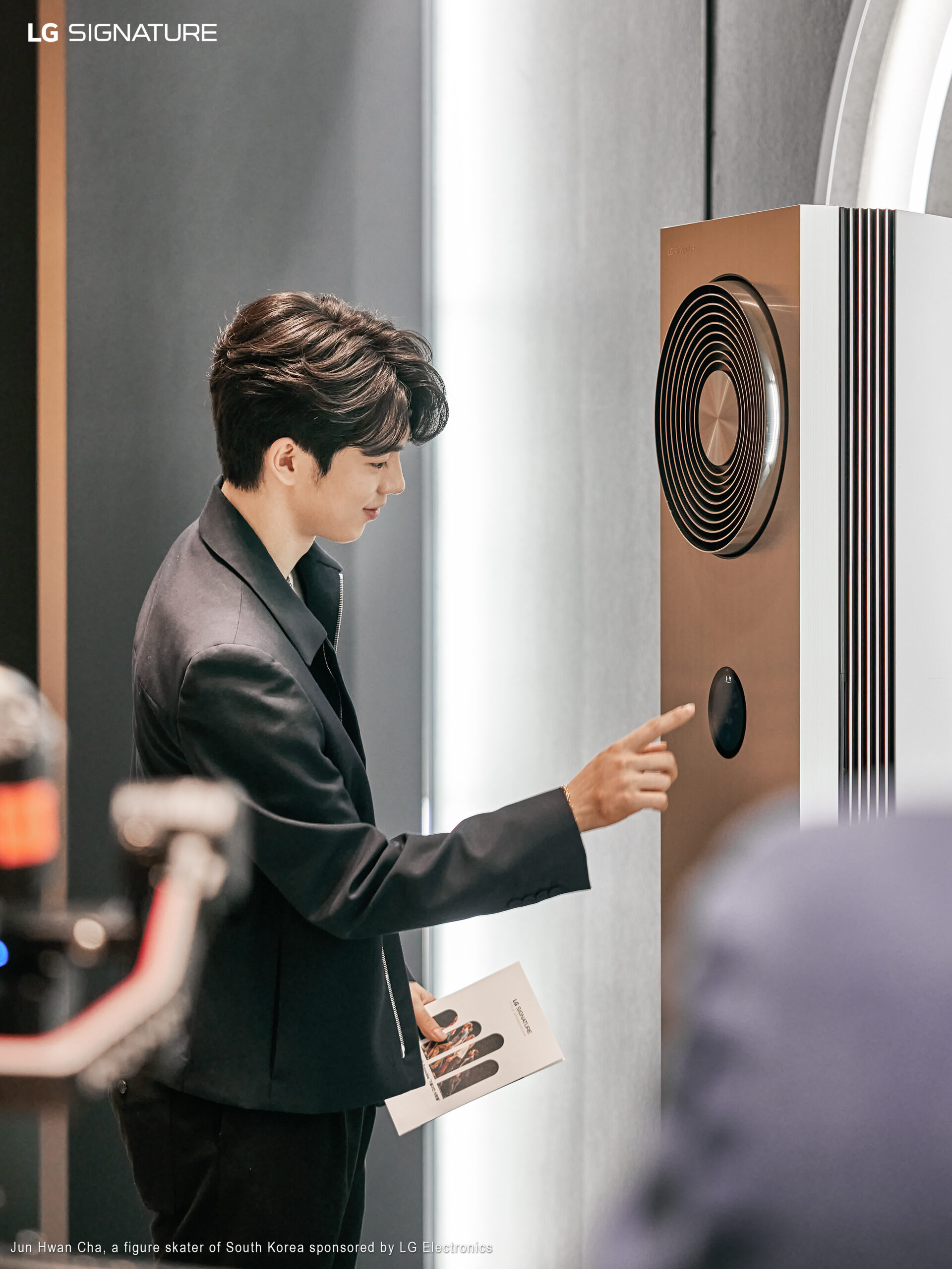 Professional ice skater Cha Jun-hwan trying out LG SIGNATURE Air Conditioner by touching the temperature control panel