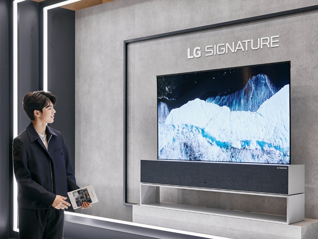 Professional ice skater Cha Jun-hwan admiring the LG SIGNATURE OLED R TV on display in the LG SIGNATURE Hall lobby