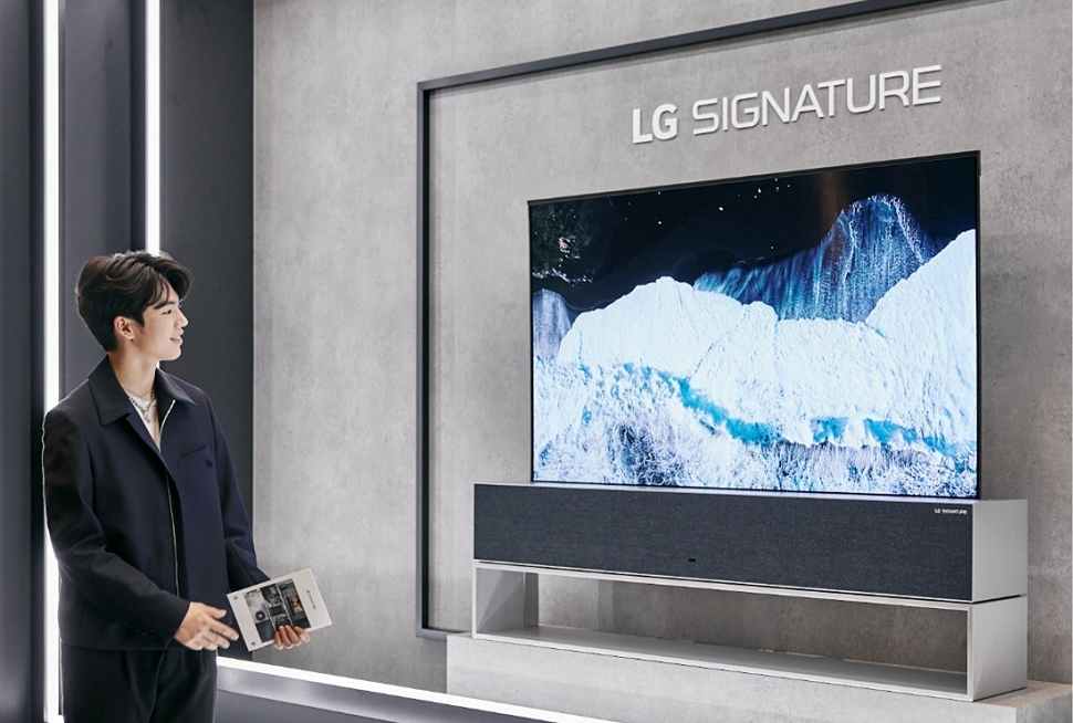 Professional ice skater Cha Jun-hwan admiring the LG SIGNATURE OLED R TV on display in the LG SIGNATURE Hall lobby