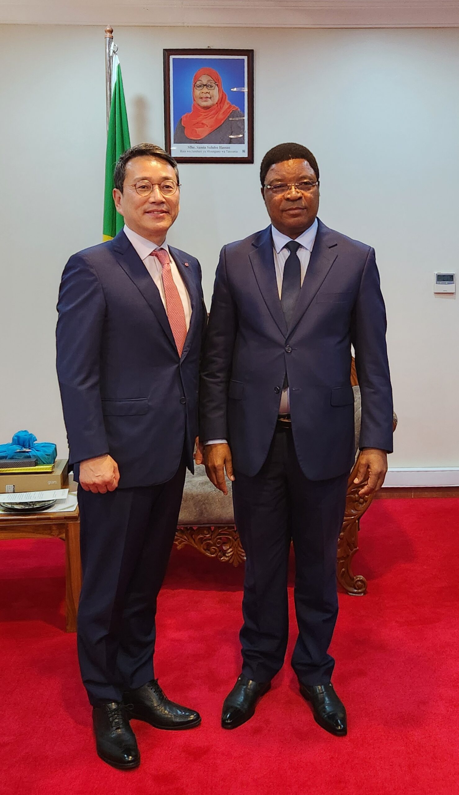 Mr. Cho and Kassim Majaliwa, Prime Minister of Tanzania, posing together for a picture