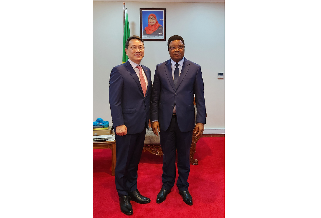 Mr. Cho and Kassim Majaliwa, Prime Minister of Tanzania, posing together for a picture