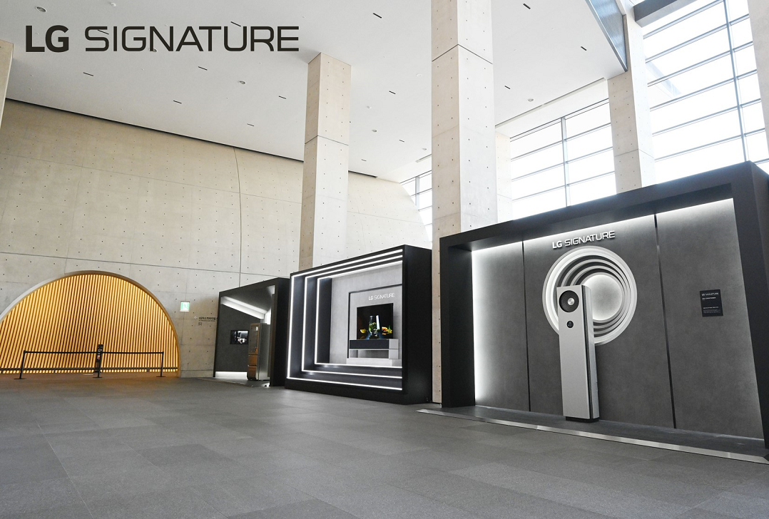 A shot of the LG SIGNATURE product exhibition zone at LG Arts Center SEOUL from the right