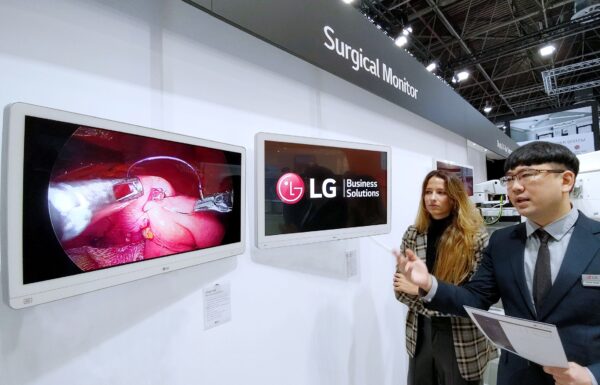 LG booth in MEDICA – A staff is introducing LG medical monitors to a visitor