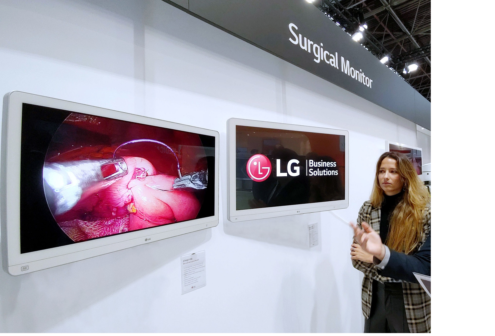 LG booth in MEDICA – A staff is introducing LG medical monitors to a visitor