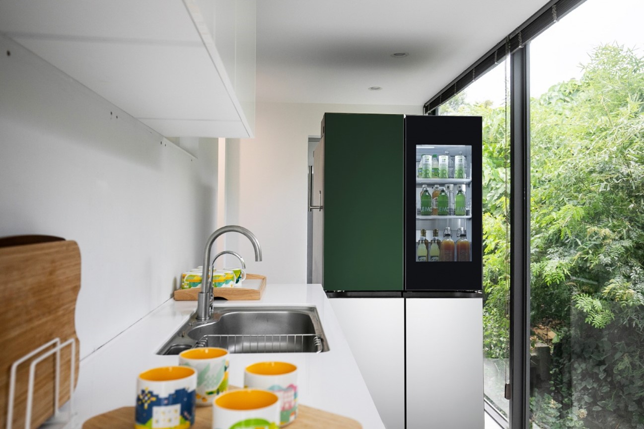 A kitchen of HA House Summer with LG InstaView™ Door-in-Door™ refrigerator