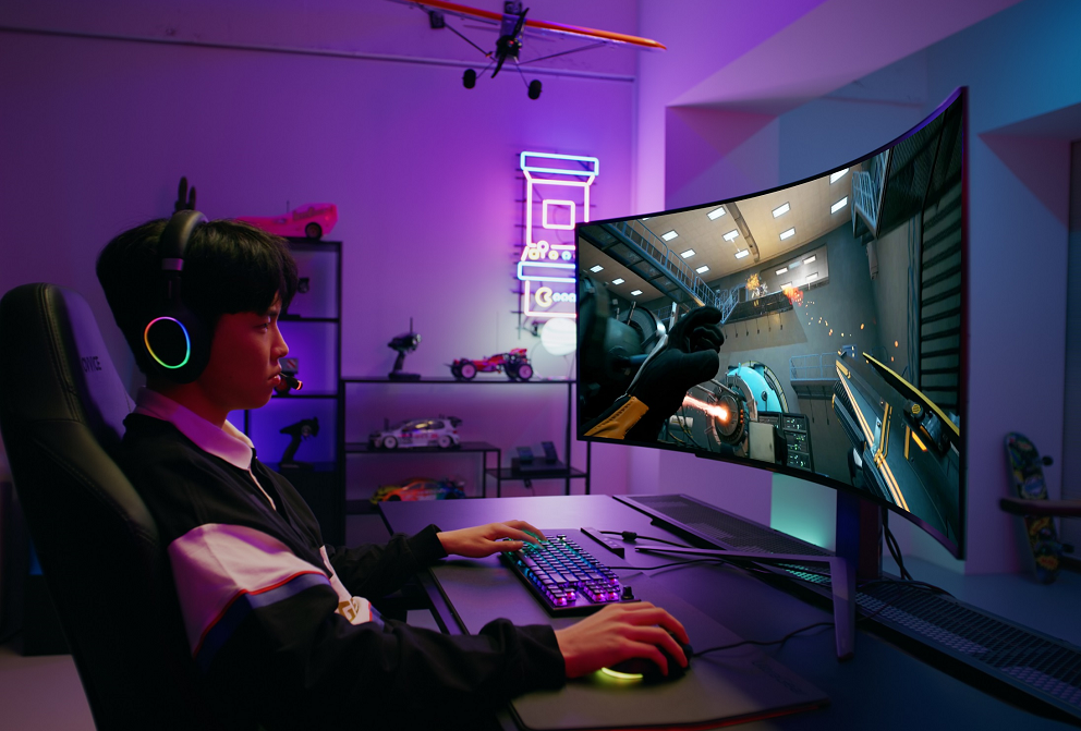Use scene – a gamer playing with 45GR95QE