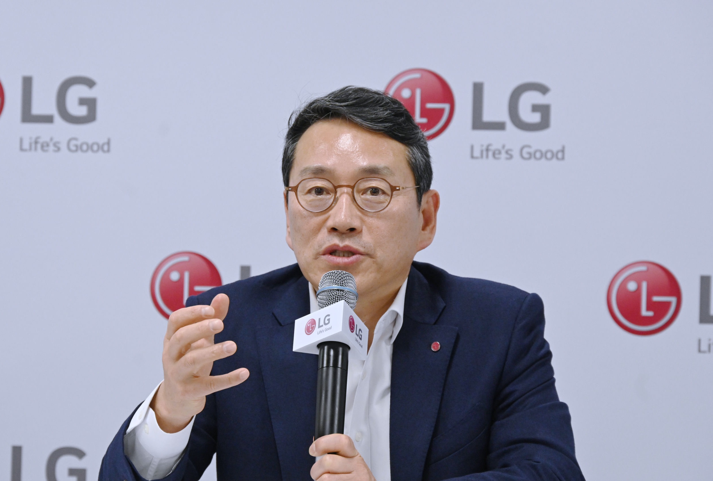 LG CEO William Cho reiterating the company's vision and strategy at the press conference in Las Vagas