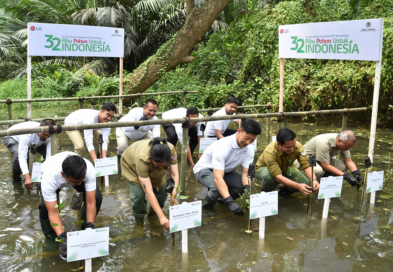 Staff from LG Indonesia and the Conservation of Natural Resources Jakarta planting trees together as a part of project to plant 32,000 trees across three regions in Indonesia