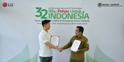 Jay Jang, director of marketing and relations at LG Electronics Indonesia, and Abdul Kodir, head of the Conservation of Natural Resources Jakarta shaking hands