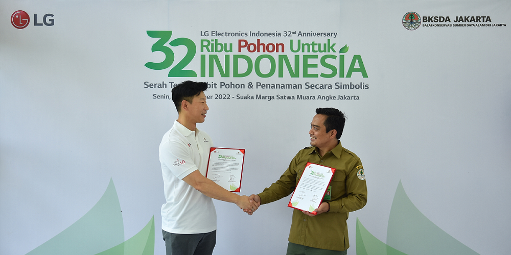 Jay Jang, director of marketing and relations at LG Electronics Indonesia, and Abdul Kodir, head of the Conservation of Natural Resources Jakarta shaking hands