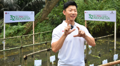 Jay Jang, director of marketing and relations at LG Electronics Indonesia, giving a short speech at the tree-planting event