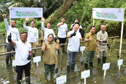 Staff from LG Indonesia and the Conservation of Natural Resources Jakarta posing for a photo while planting trees together as a part of project to plant 32,000 trees across three regions in Indonesia