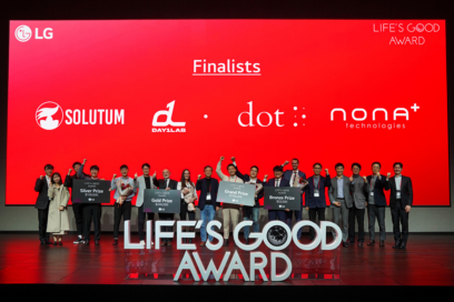 LIFE’S GOOD AWARD winners, judges and LG executives posing for a group photo on stage.