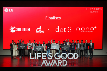 LIFE’S GOOD AWARD winners, judges and LG executives posing for a group photo on stage.