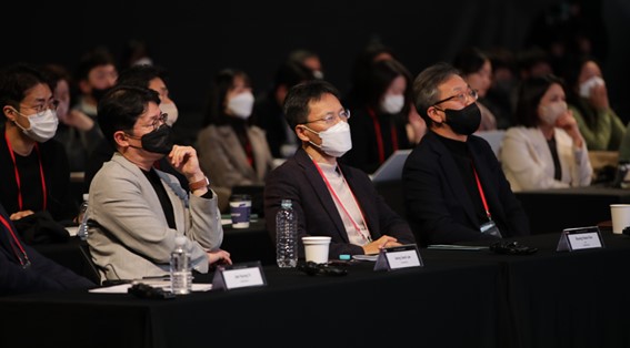 Lee Jeong-seok, head of LG Electronics’ Global Marketing Center, CTO Dr. Kim Byoung-hoon and CSO Lee Sam-soo in the audience during the LIFE’S GOOD AWARD Conference.