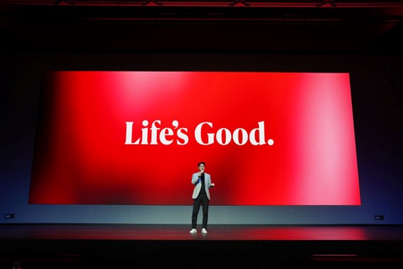 Lee Jeong-seok, head of LG Electronics’ Global Marketing Center, giving a speech on the LIFE’S GOOD AWARD Conference stage.