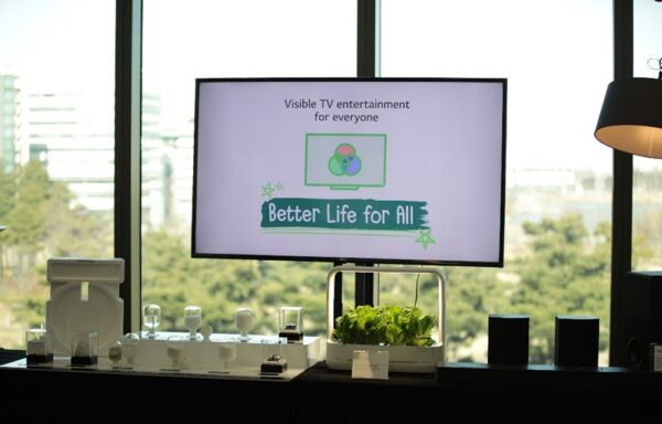 LG’s sustainable technology booth at the LIFE’S GOOD AWARD Conference, with a monitor displaying its Better Life for All slogan.