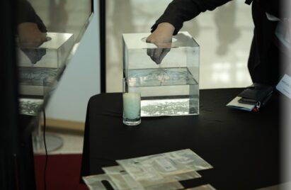 SOLUTUM’s booth at the LIFE’S GOOD AWARD Conference, with a representative demonstrating the solution degrading in water.