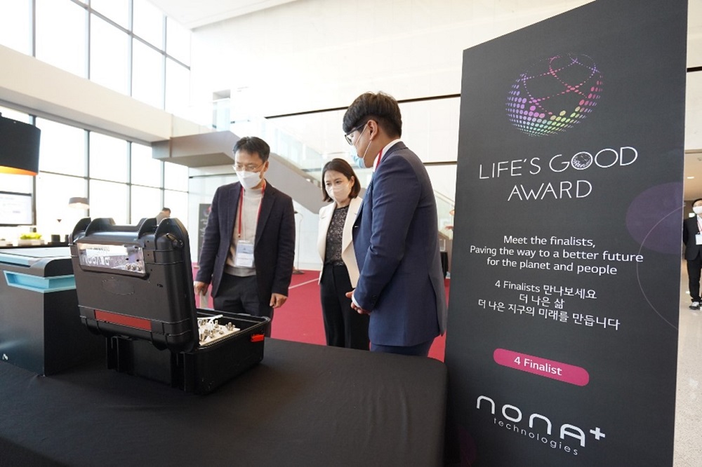 LG Electronics’ CTO Dr. Kim Byoung-hoon learning about NONA Technologies’ desalination device from representative, Yoon Jung-hyo.