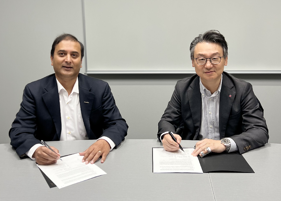 A photo of representatives from LG and Magna signing a contract