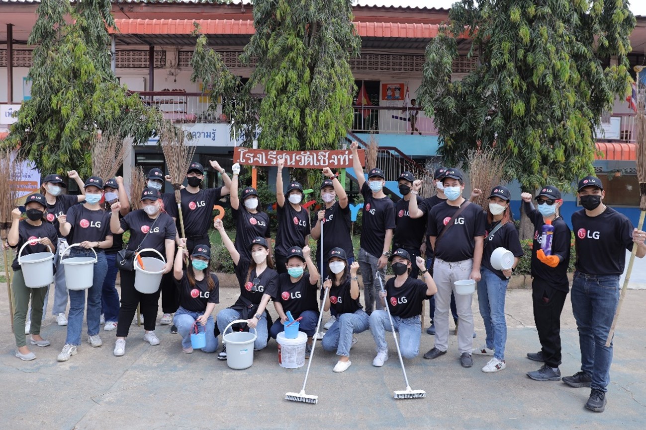 A group of volunteers from LG Thailand posing together for a photo