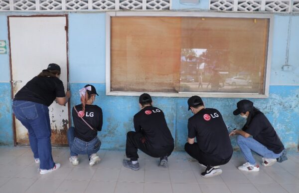 A group of volunteers from LG Thailand clearing smudges resulted from the devastating flood