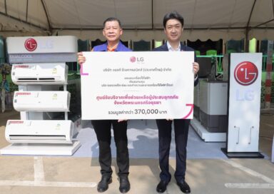 Mr. Prapan Treebubpha, deputy governor of Phra Nakhon Si Ayutthaya and Mr. Sunghun Jung, managing director of LG Electronics Thailand holding a board that shows the donation LG Thailand has made to make the local people's lives better