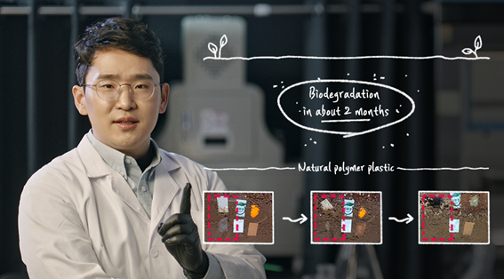 Day1Lab CEO, Ju Bong Lee, explaining the process of biodegradation.