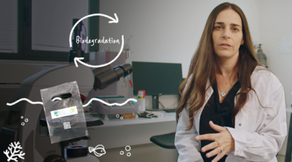 SOLUTUM CEO Sharon Barak explaining biodegradation in the company’s laboratory.