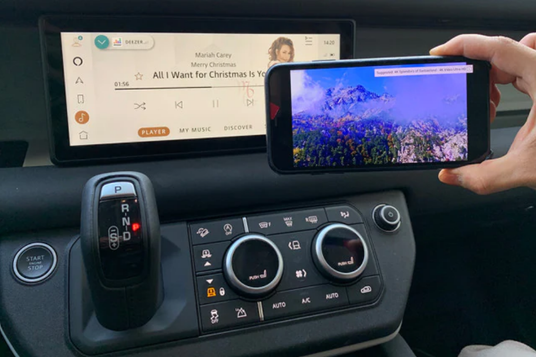 A driver using LG’s infotainment technology of supporting two connections at once and providing two separate screens on the vehicle’s AVN screen and smartphone screen simultaneously