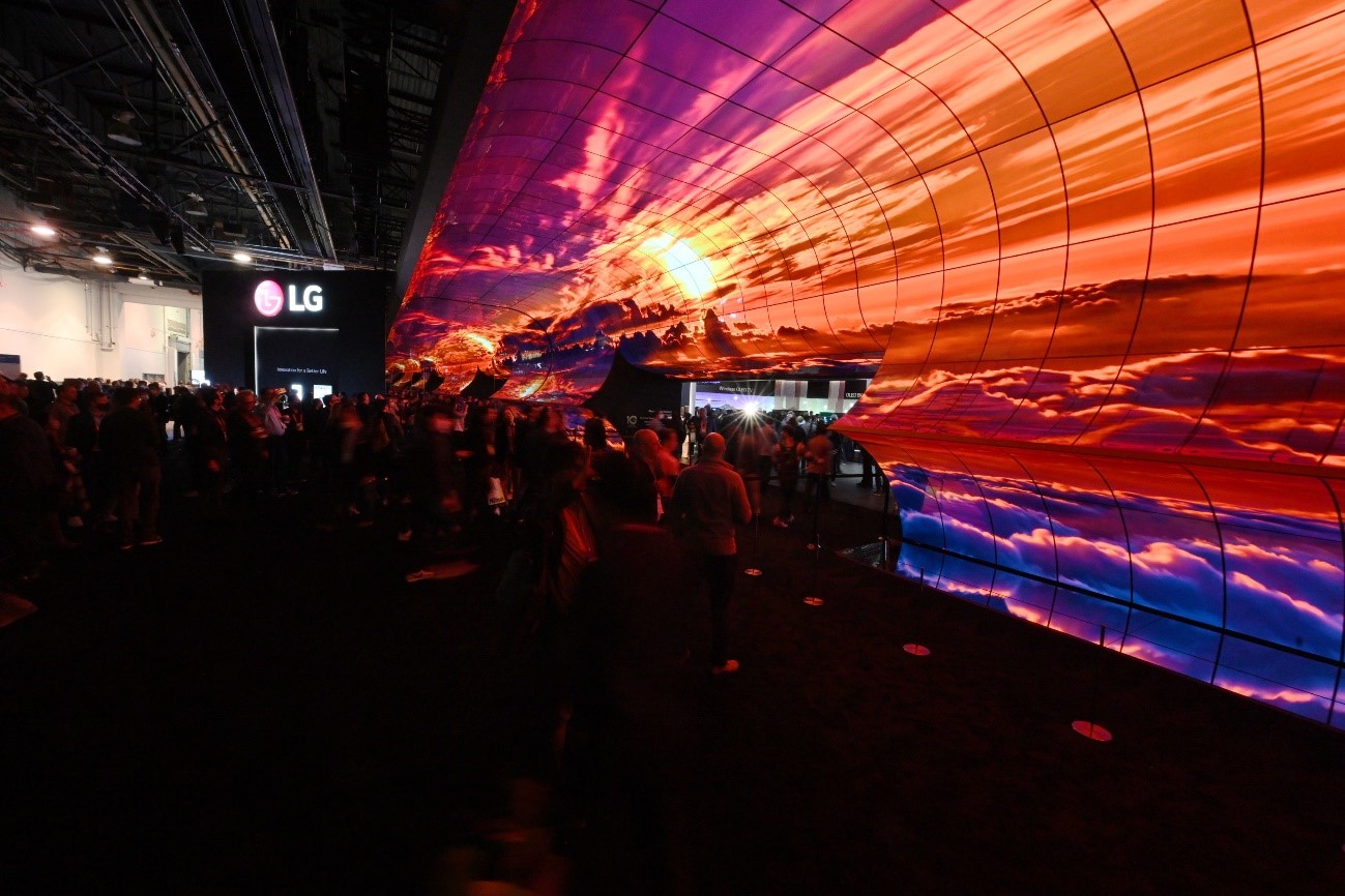 Many visitors to LG booth at CES being mesmerized by LG OLED Horizon