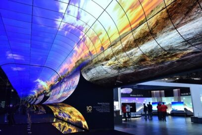 The side view of LG OLED Horizon installed at CES 2023 displaying ocean and the sky