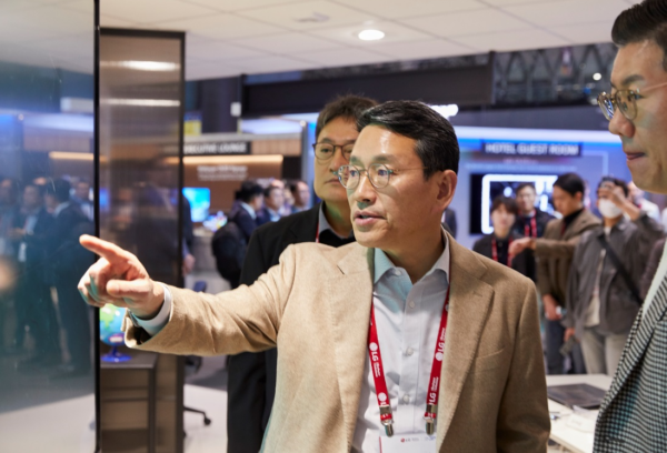 LG CEO William Cho taking a tour around LG booth at ISE 2023