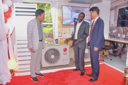 LG executives Kim Yong and Kim Sa-nyoung speaking with the University of Nairobi’s Dr. Reuben Kivindu at LG East Africa’s HVAC showroom.