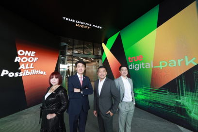LG executives Jeerapa Kongswangwongsa and Jung Sung-hun with True Digital Park’s Thanasorn Jaidee and Dr. Tarit Nimmanwudipong in front of the True Digital Park West building.