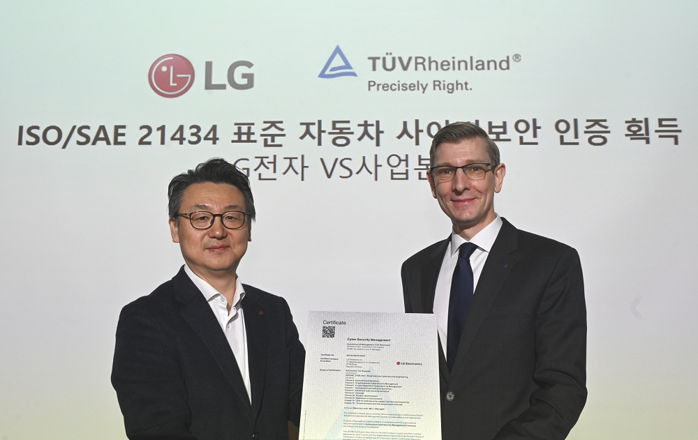 An LG executive receives the complying verification from TÜV Rheinland.