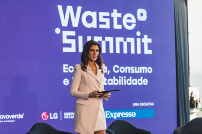 Journalist Ana Patrícia Carvalho presenting on stage during the Waste Summit.