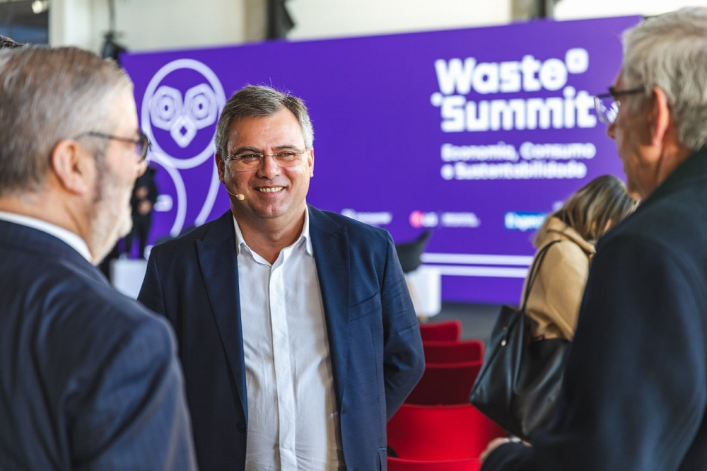 President of ERP Portugal and Novo Verde, Ricardo Neto, having a conversation with two men at the Waste Summit.