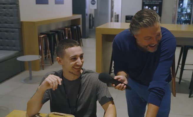 Comedian César Mourão interviewing a young man in LG Portugal’s digital campaign video, Destralhar.