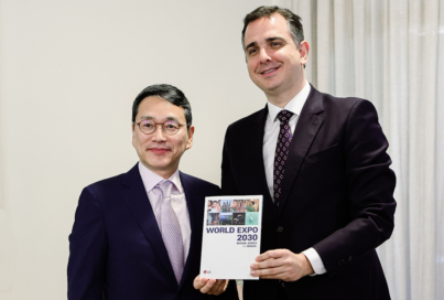 LG CEO William Cho and Brazilian Senator Rodrigo Pacheco posing with the book of Busan’s bid to host World Expo 2030.