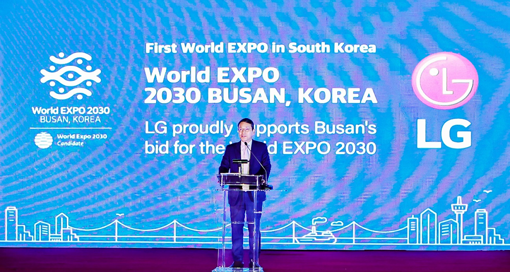LG CEO William Cho speaking onstage about Busan’s bid to host World Expo 2023 during his trip to Latin America.