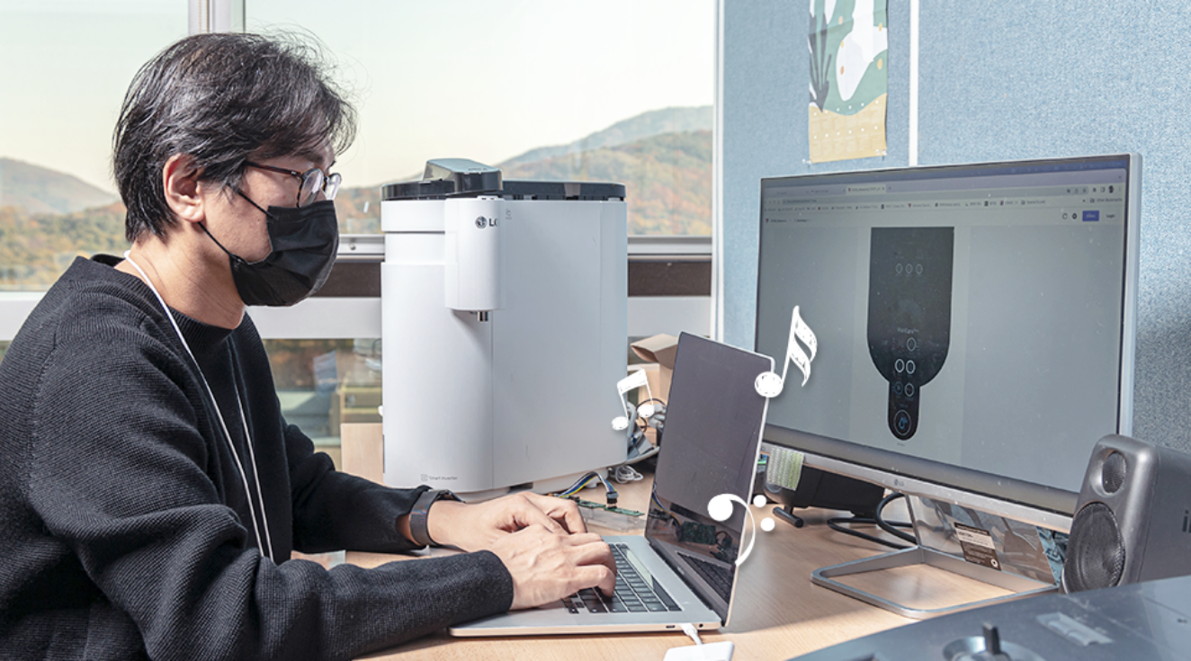 Jeong Byoung-zoo, senior sound designer at LG UX Governance Team, working on his laptop