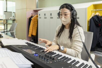 Chung Soo-yon, senior sound designer at LG UX Governance Team using a synthesizer