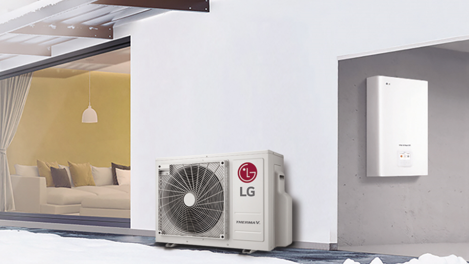 The picture of LG Therma V™ R290 Monobloc S and the Hydro Box located outside of the home