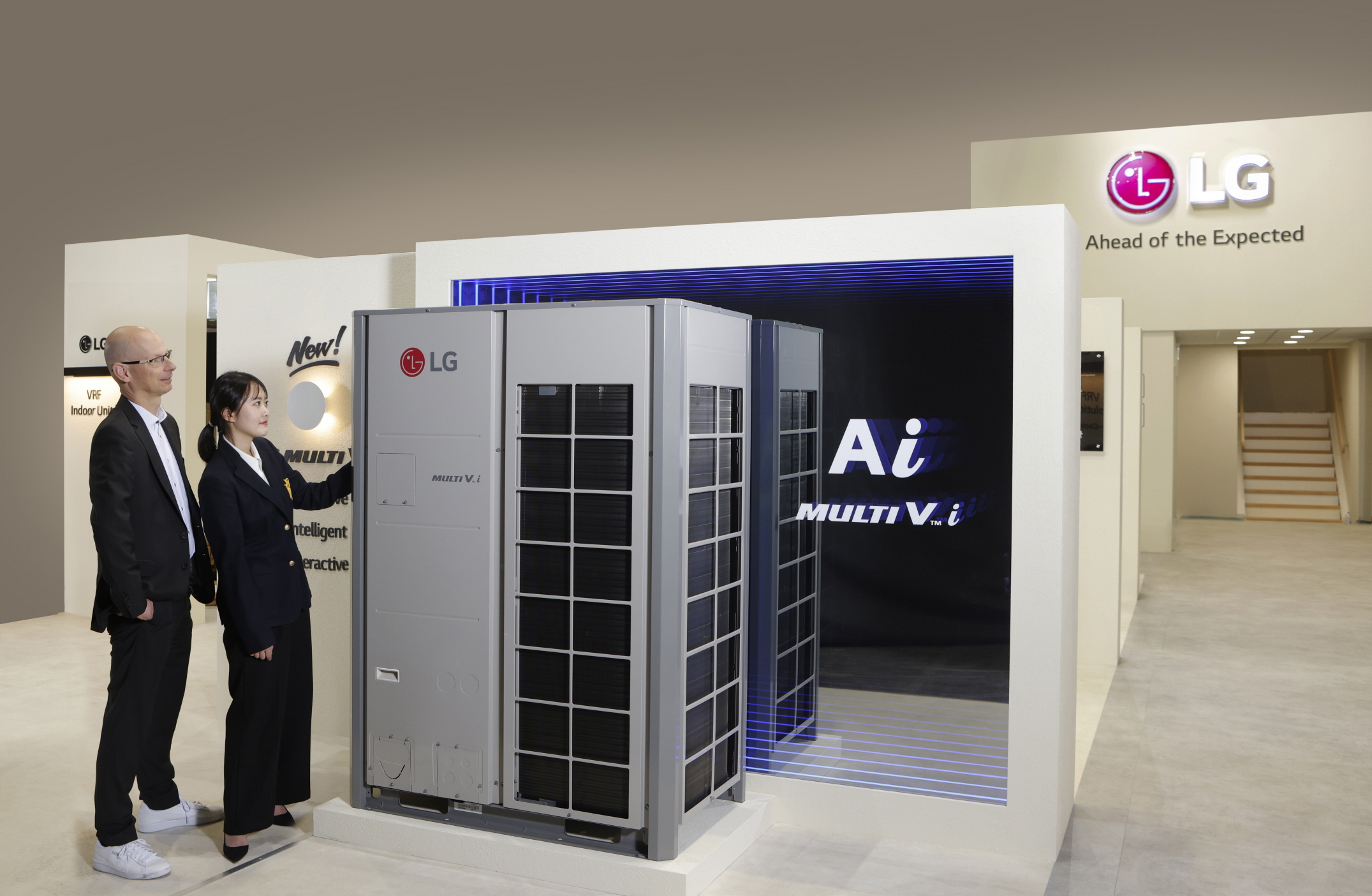 LG Multi V™ i is displayed in LG’s booth at ISH 2023 exhibition, and a man and a woman are standing on the left