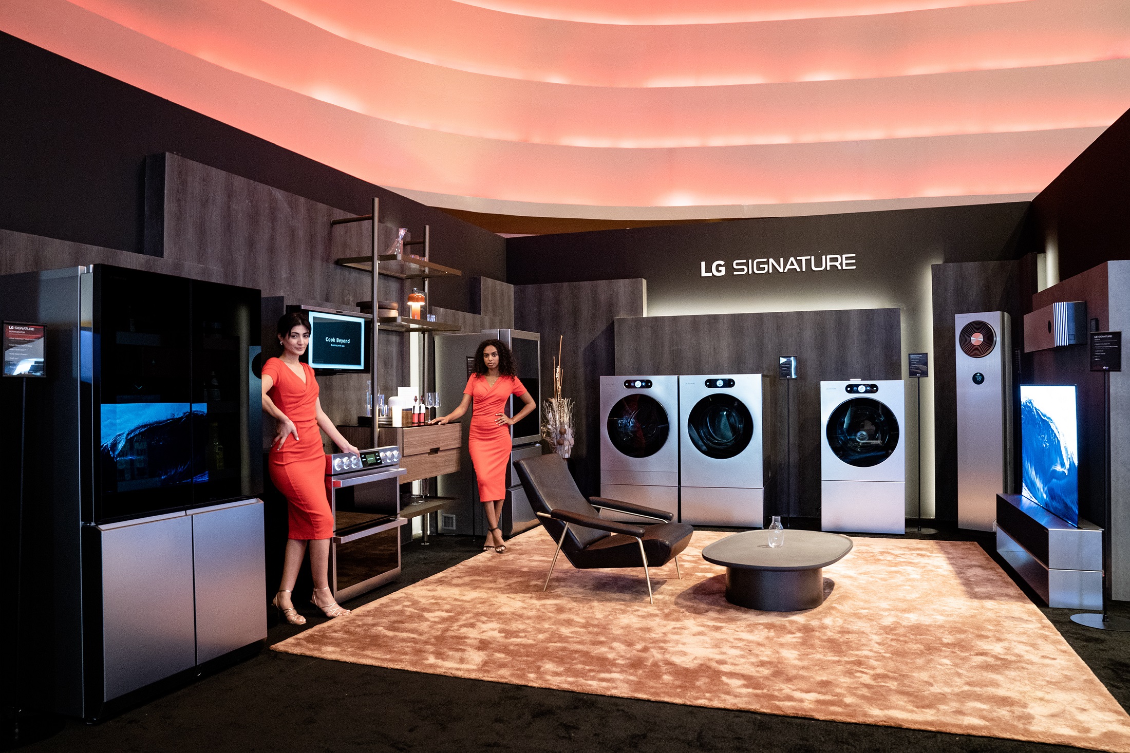 Two models posing with LG SIGNATURE appliances displayed at the renowned Middle East and Africa (MEA) tech event, LG Showcase 2023