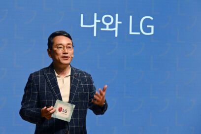 CEO Cho at the CEO F.U.N. Talk having a talk with LG employees