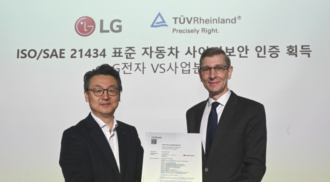 An LG executive receives the complying verification from TÜV Rheinland.