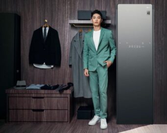 Popular Taiwanese actor Yu-Ning Tsao posing at LG booth in front of LG Styler